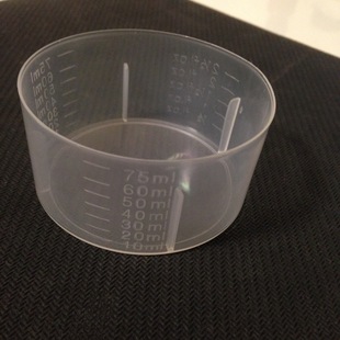 厂家直销pp 75ml 优质塑料医用液体带刻度量杯分装杯 l-03
