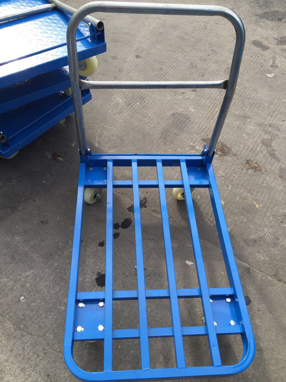 需准备的工具:扳手手推车可以方便地实现货物的搬运,是一种平面运输