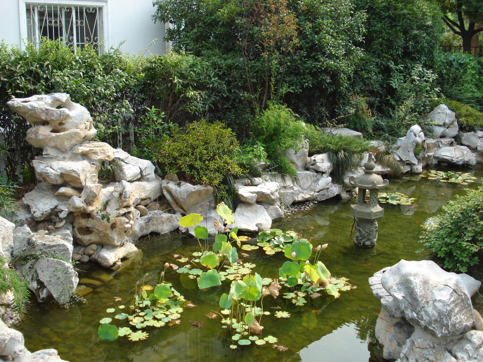 品质保证 热销各类景观石 太湖石 驳岸石 山石 专业制作驳岸工程