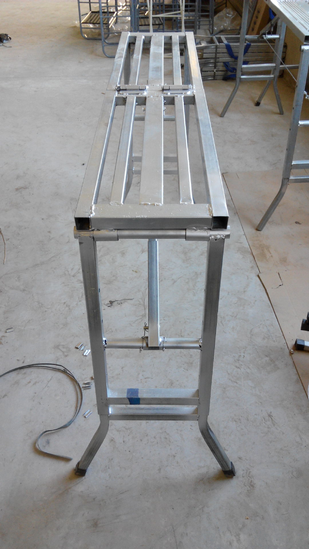 马凳 便捷式折叠马凳 30x140钢管面折叠脚手架 厂家直.