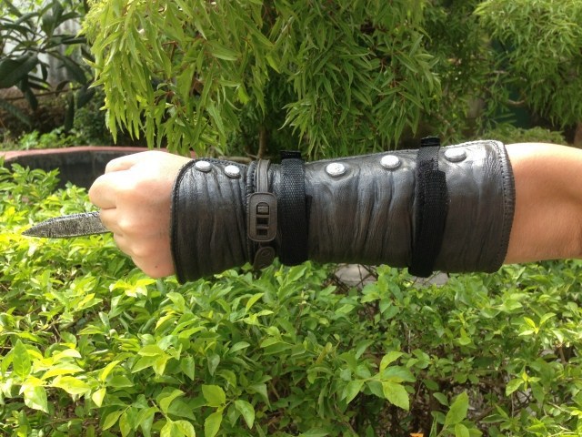 刺客信条4 黑旗 爱德华cosplay武器道具 1:1 袖剑 刃可弹射