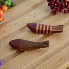 创意拼接木质筷枕 厨房餐具桌面汤匙筷托 新款雕刻条纹小鱼木筷架