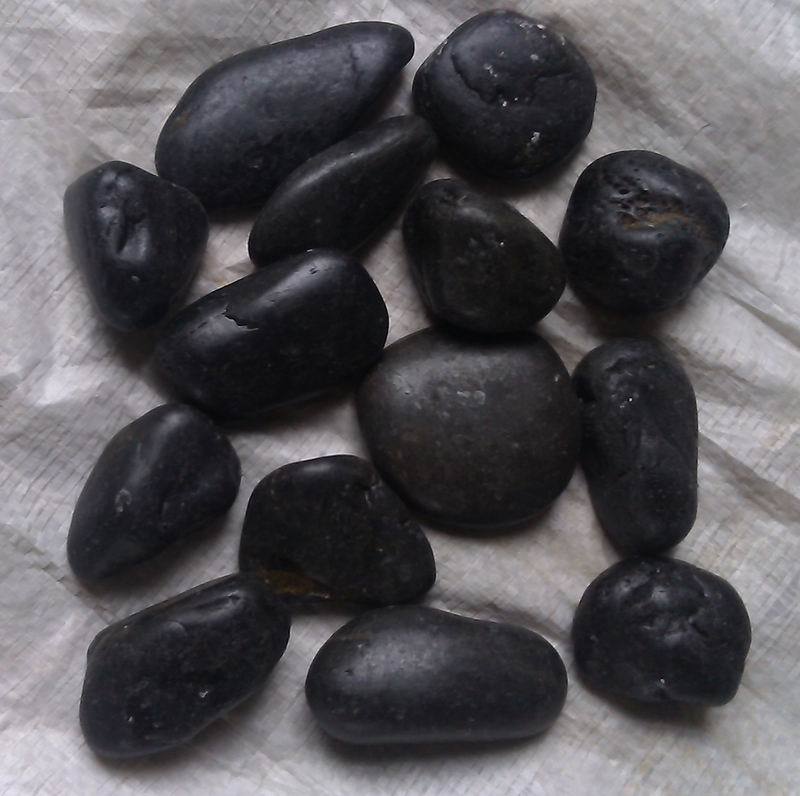 黑色雨花石一级品 铺筑五彩路 色泽深沉不张扬 历经沧桑保真颜