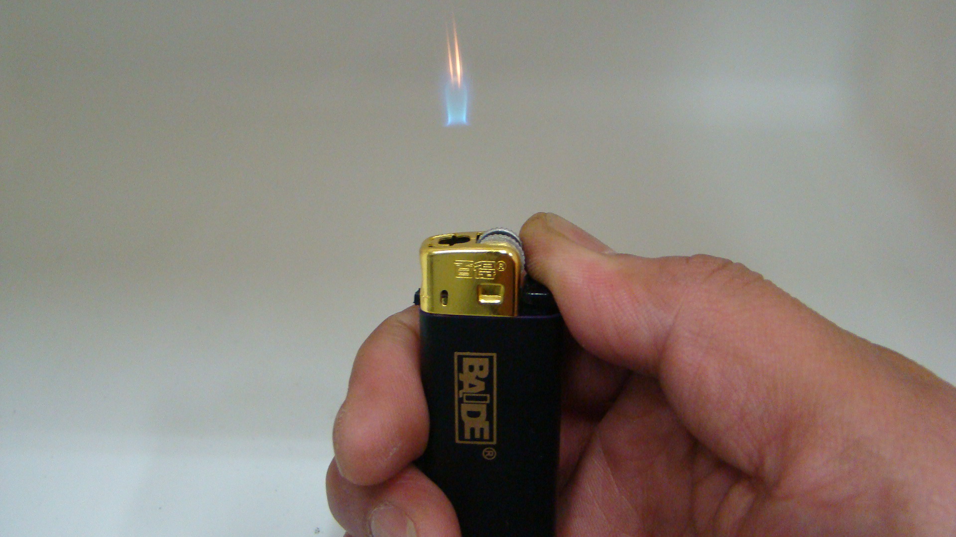 高档带灯砂轮百得打火机 飞火飘火鬼火 高雅机身手感轻巧