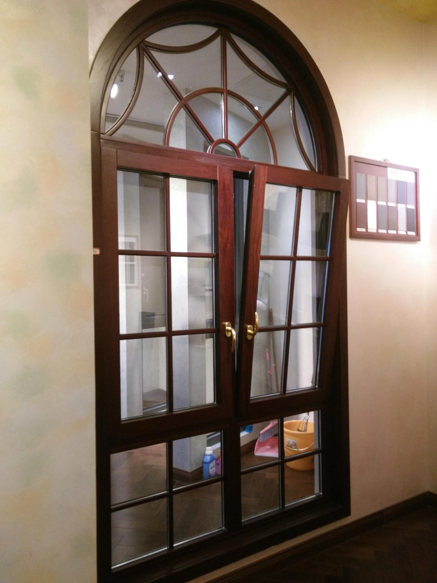 厂家直销 定制 绿盾中天门窗木铝复合窗 弧形 典雅大方