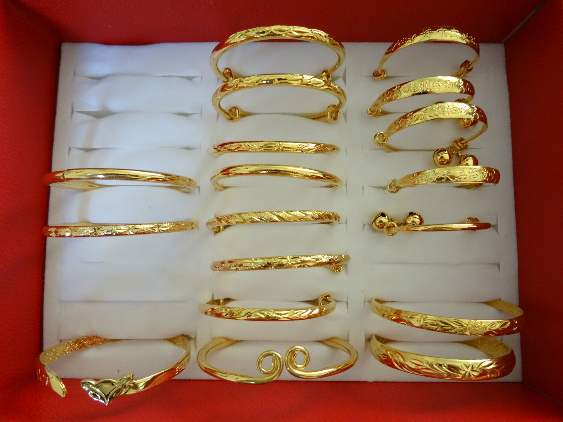 黄铜镀金饰品 十字架吊坠 地摊热卖商品 黄铜首饰现场加工批发