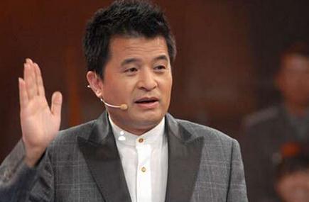 网络上流传了一段央视主持人毕福剑在饭桌上表演了《智取威虎山》中