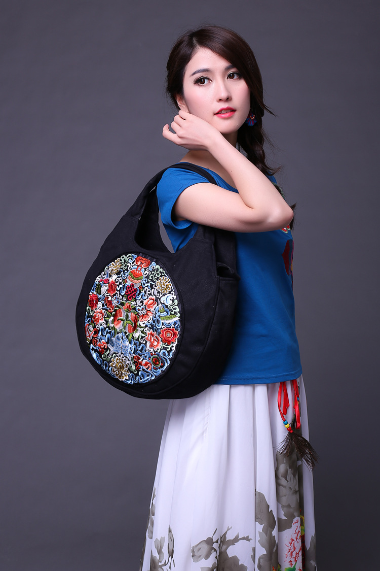 优雅而时尚,民族韵味十足,虽然是民族风包,我们的包设计理念是以百搭
