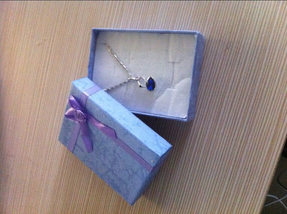 项链怎么往礼品盒弄