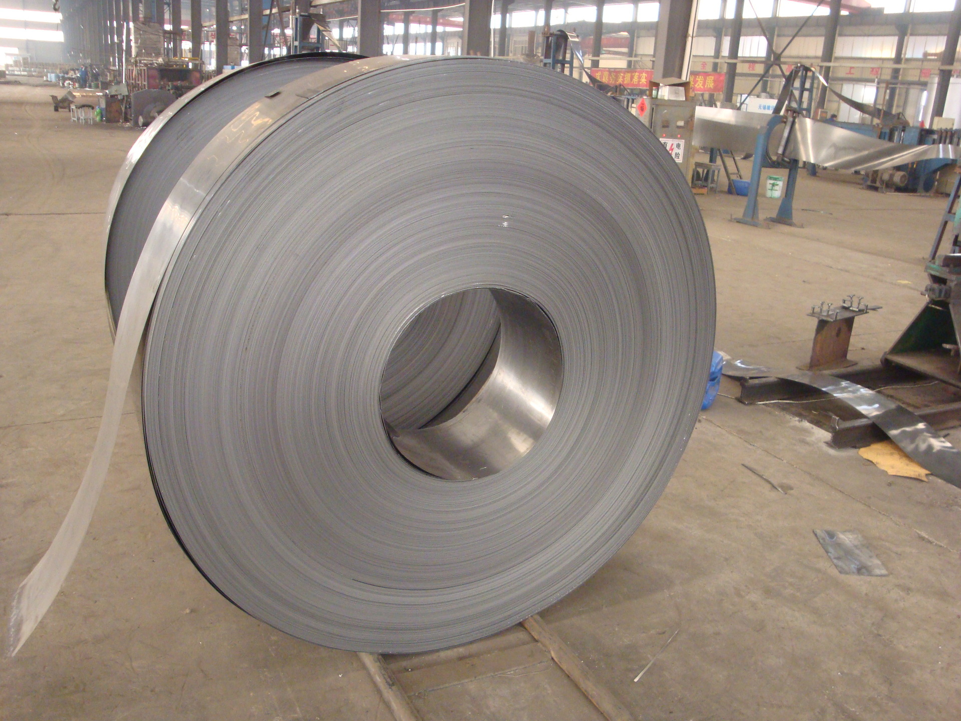 厂家直销包装用铁皮打包带(烤蓝带镀锌带)涂漆钢带塑钢带