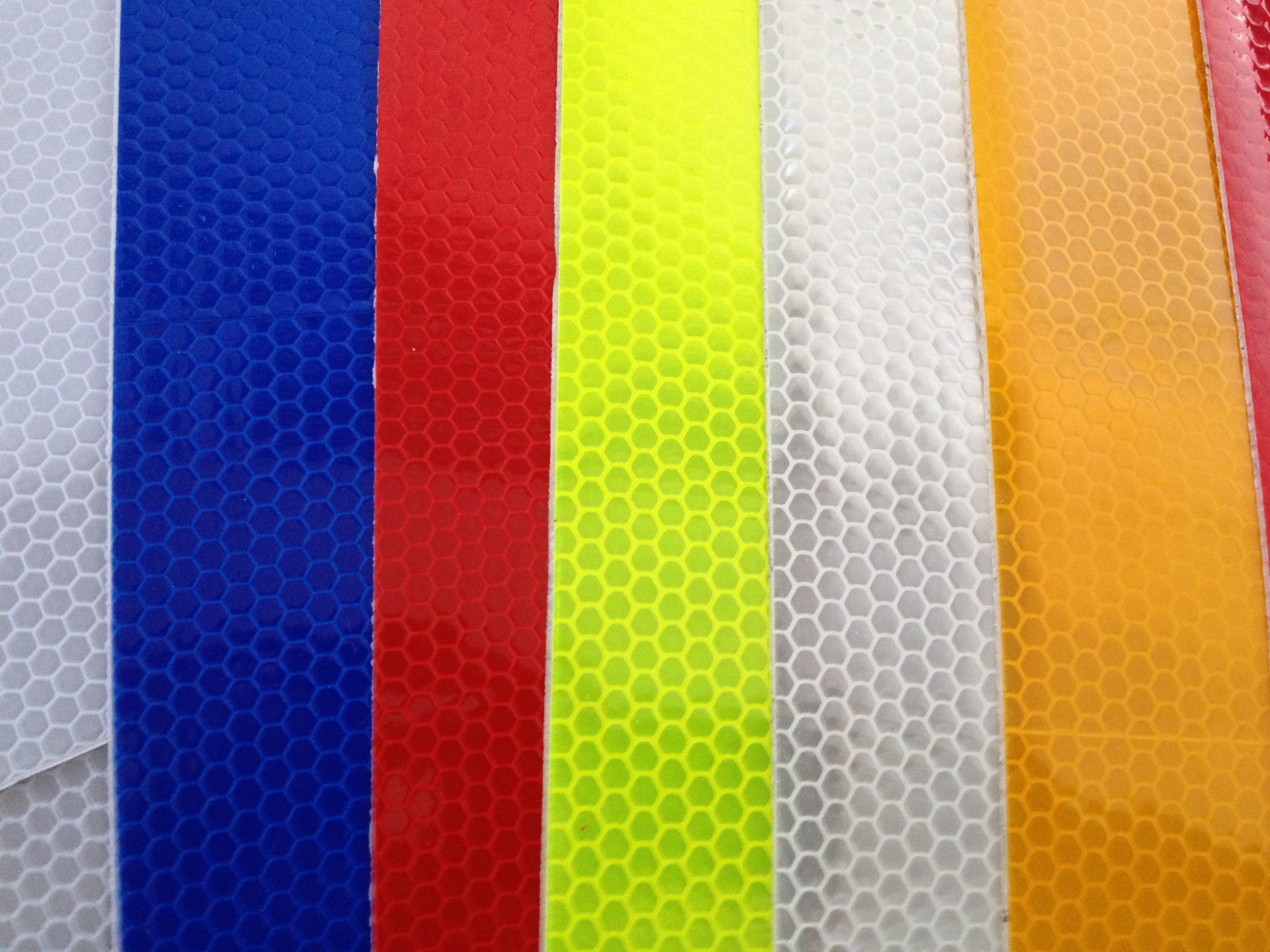 厂家直销背胶型晶彩格反光膜