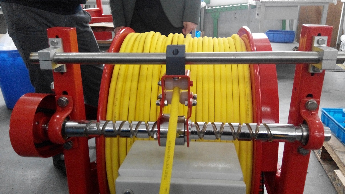 可把线码成一排全自动电机驱动自动伸缩卷线器 自动收缩排线器