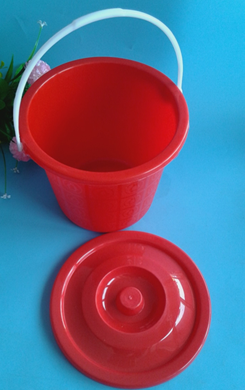 供应2元店塑料家用小水桶 手提红色塑料带盖小红桶地摊赠品批发