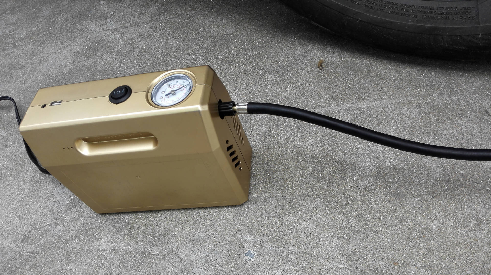 专利产品 八合一多功能车载充气泵 带应急电源汽车充气泵