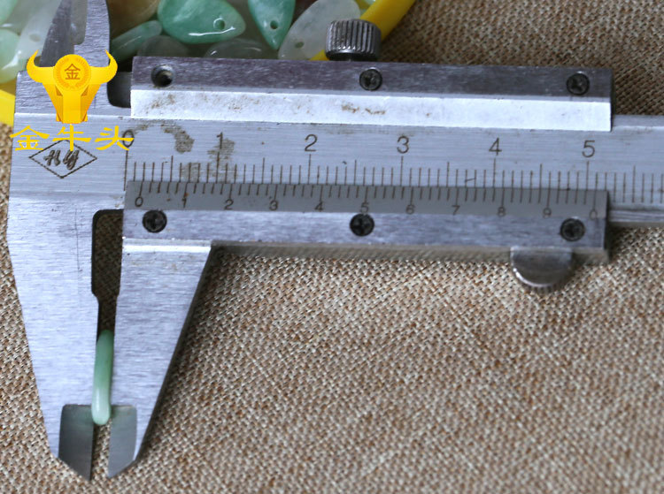 尺寸:厚2mm*宽6mm*长10mm材质:天然缅甸翡翠a货.