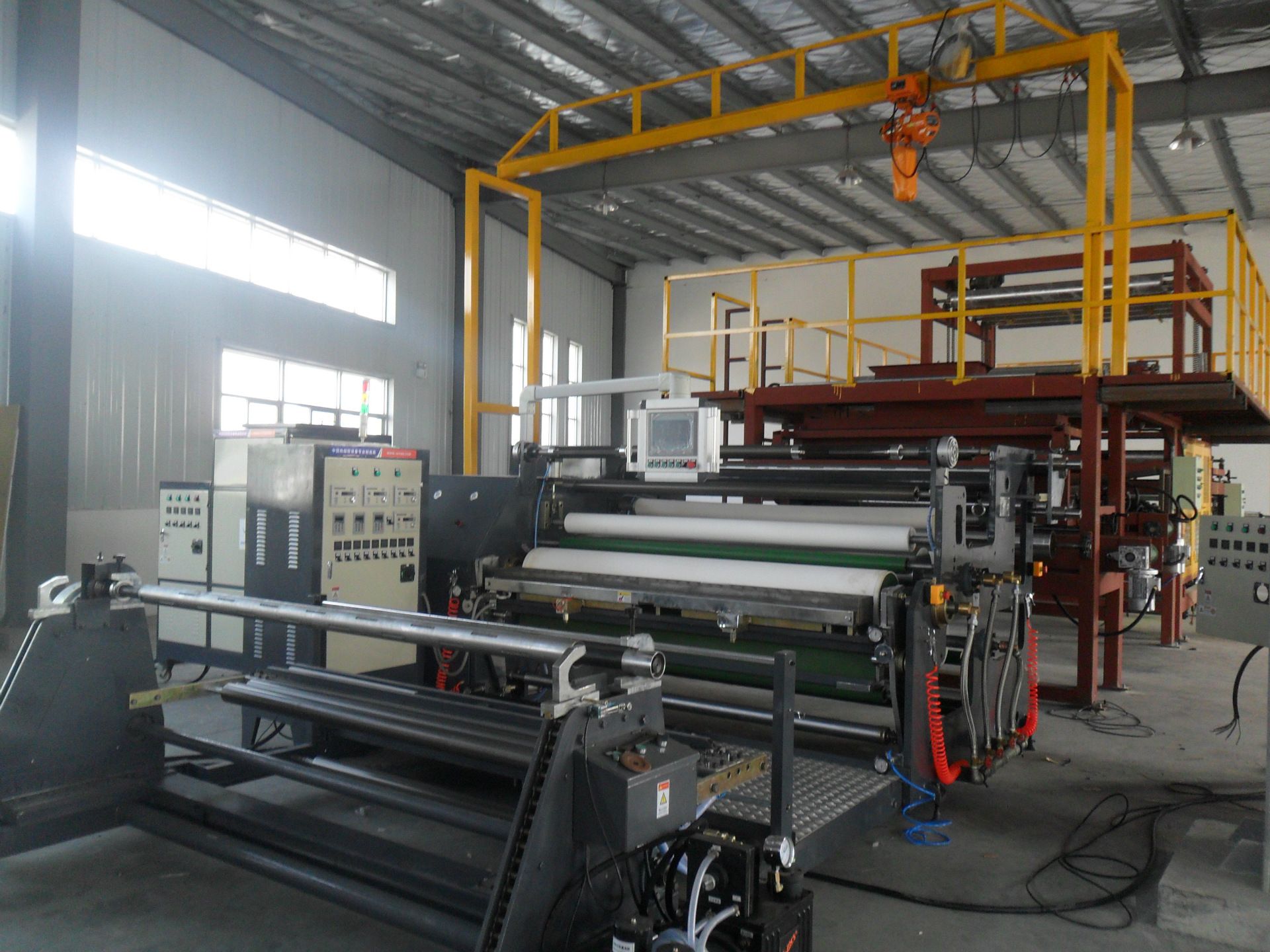 产品大全 印刷设备 涂布机 >大客车中巴车汽车地板革涂胶生产线