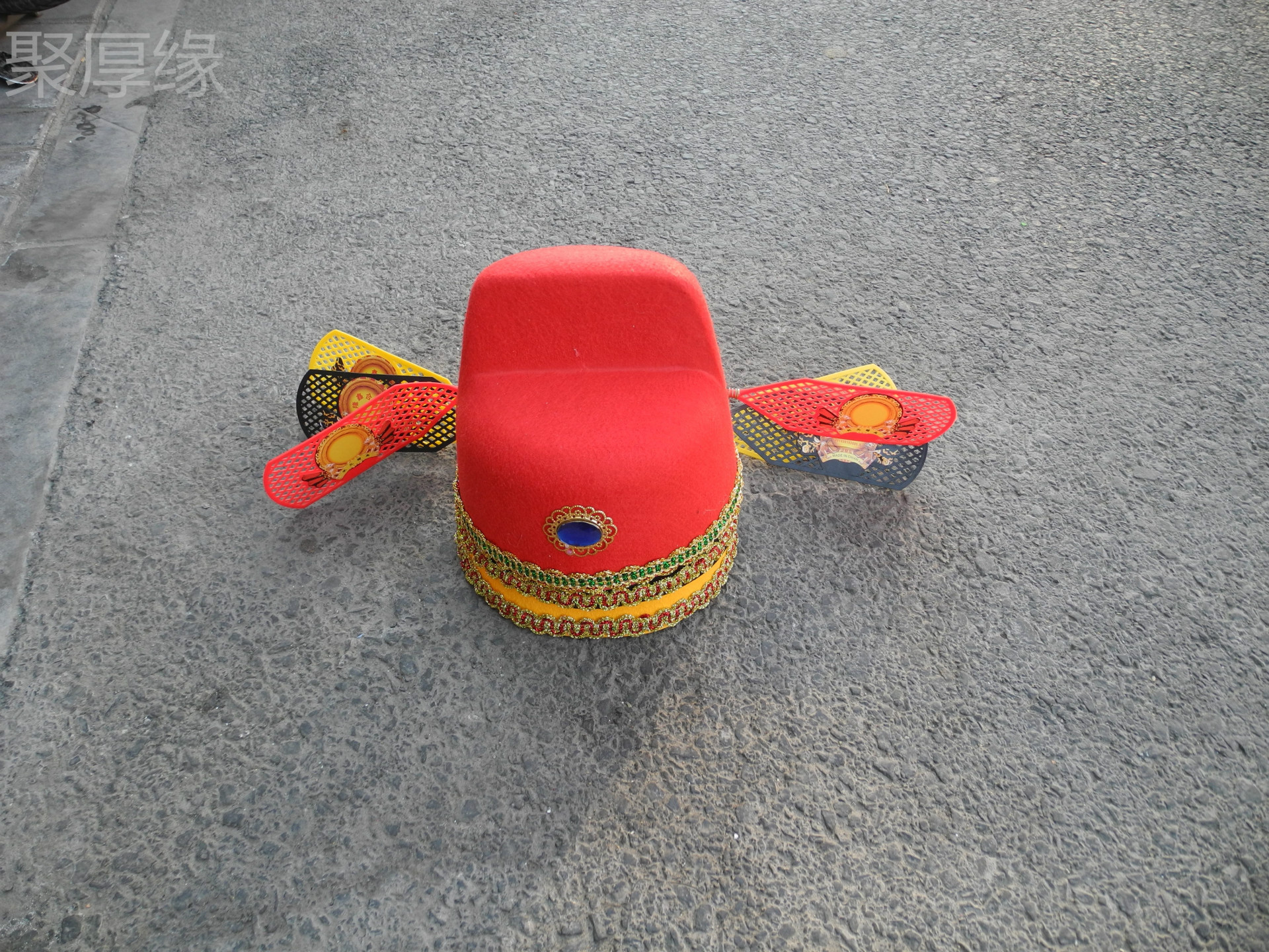 产品名称:状元帽 颜色:红色,黑色,黄色 后面可以调节大小