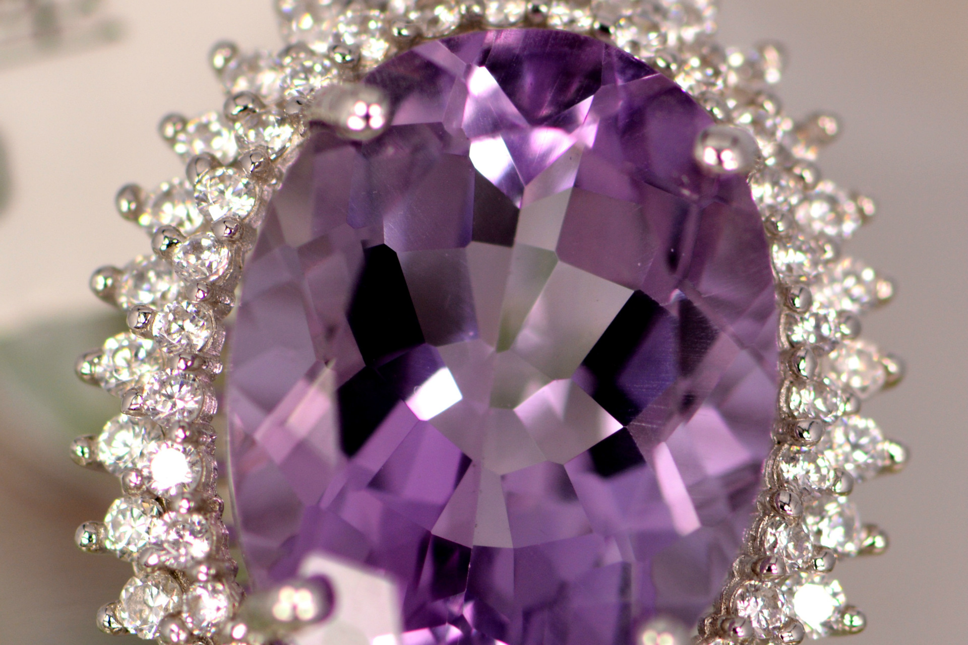 采用100%纯天然水晶制作,通透璀璨