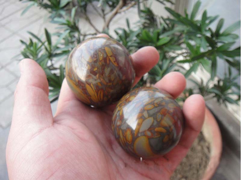 天然五彩女娲石健身球 竹叶青手球 保健球 康复训练器材