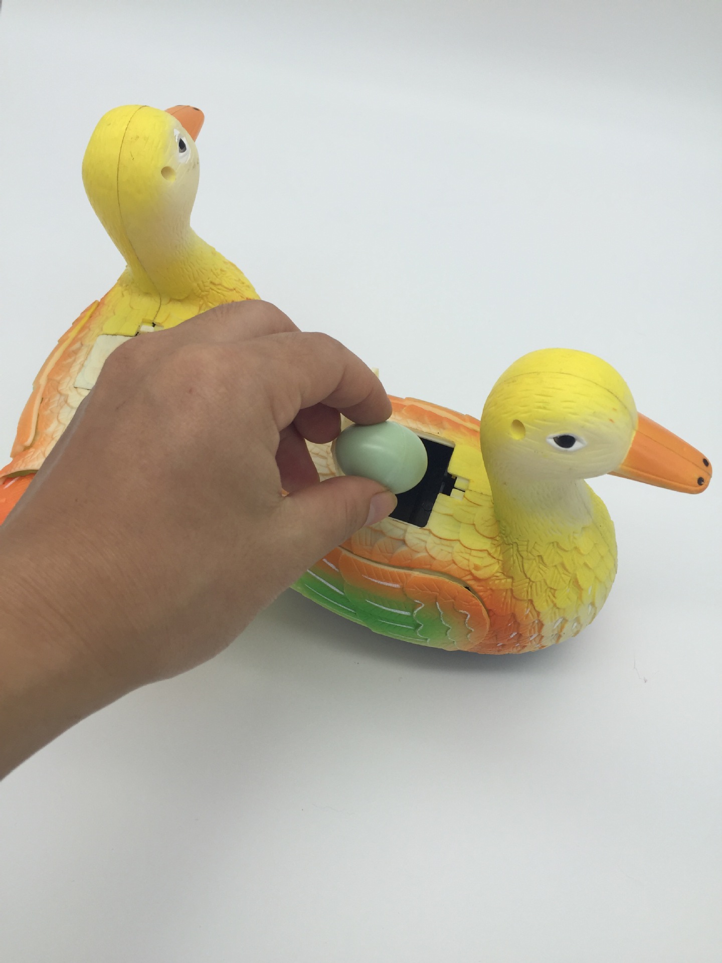 厂家直销电动下蛋鸭子 生蛋鸭 带灯光音乐卡通电动鸭子淘宝热卖