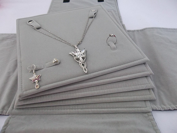 灰色方形珠宝卷