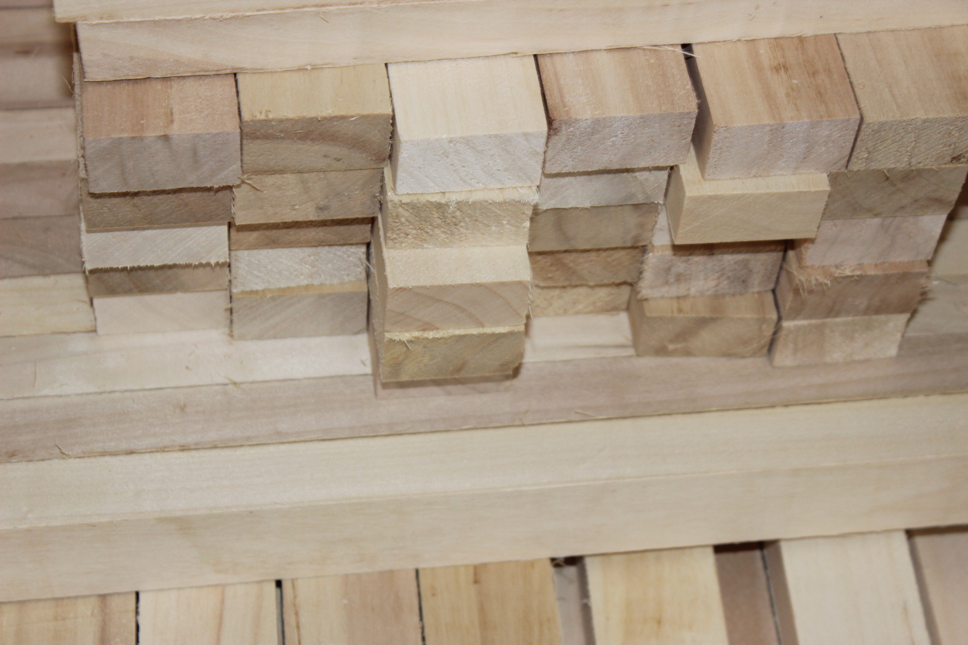 实力厂家批发优质杨木拼板杨木板木材方木质量上乘