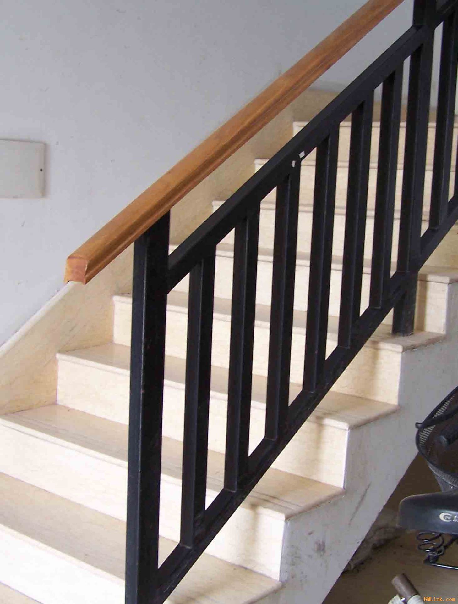 厂家定制别墅楼梯扶手护栏 木质楼梯扶手护栏 围墙楼梯防护栏杆