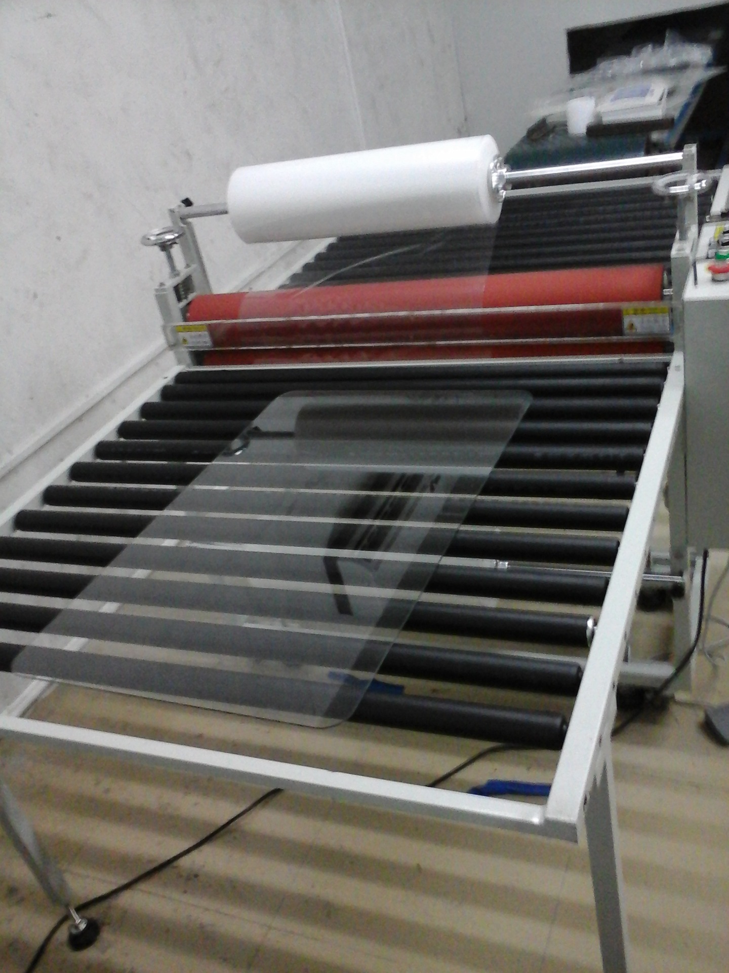 【厂家直供大型板材复膜机,亚克力,钢板,加热自动切料覆膜机】价格,批