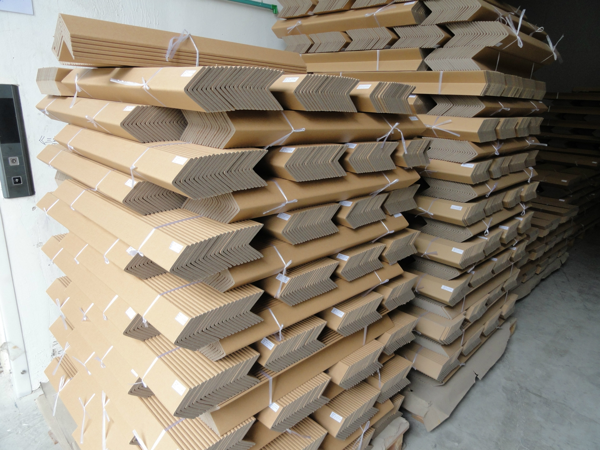 本工厂生产纸护角,生产50*50耐用纸护角,护角条纸平板,批发零