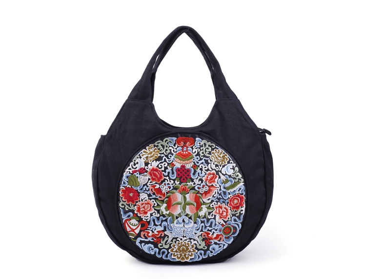 优雅而时尚,民族韵味十足,虽然是民族风包,我们的包设计理念是以百搭