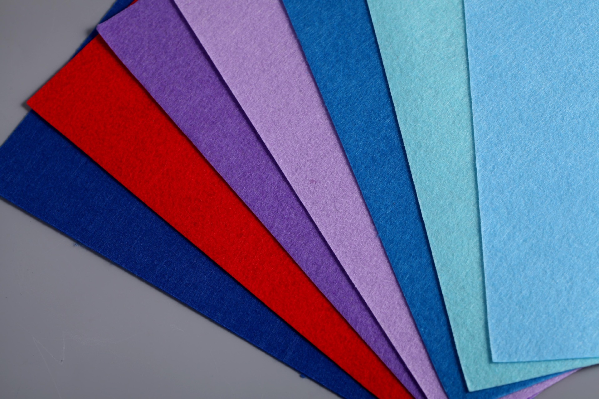 供应彩色毛毡布 彩色涤纶针刺毛毡 彩色工艺化纤毛毡 彩色毛毡