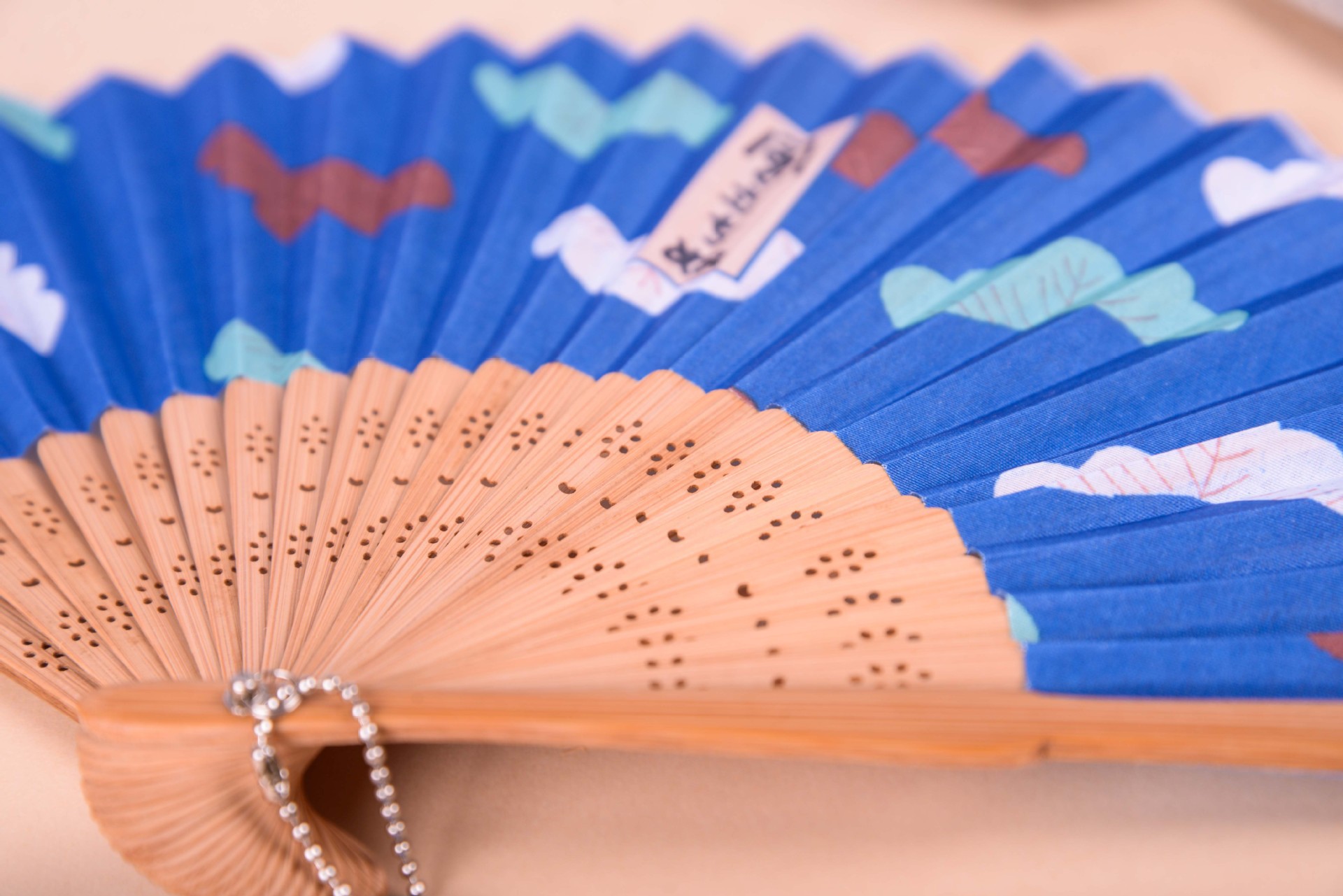 名称:韩国文具批发 新款麦和 风了布面 竹制 25股 折扇 材料:竹制