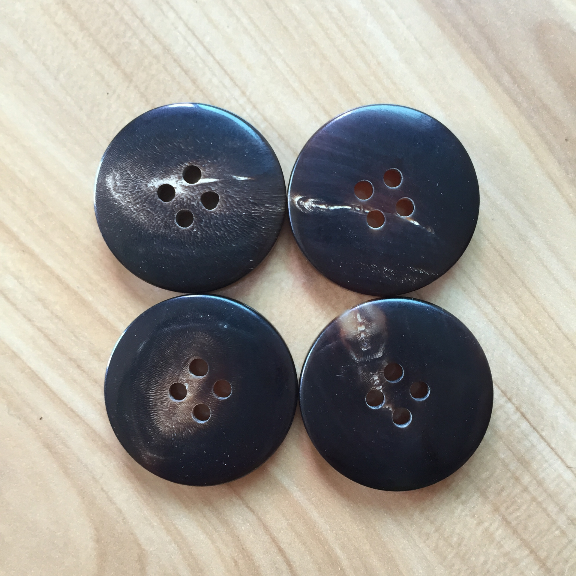 一元的硬币是25mm 特别说明:扣子上的斑点 是天然牛角纹 不是瑕疵