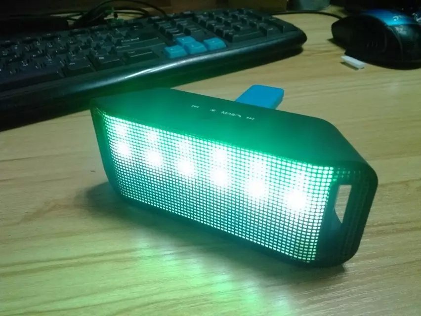 插卡音响_蓝牙音箱m28u变色龙七彩led闪烁灯