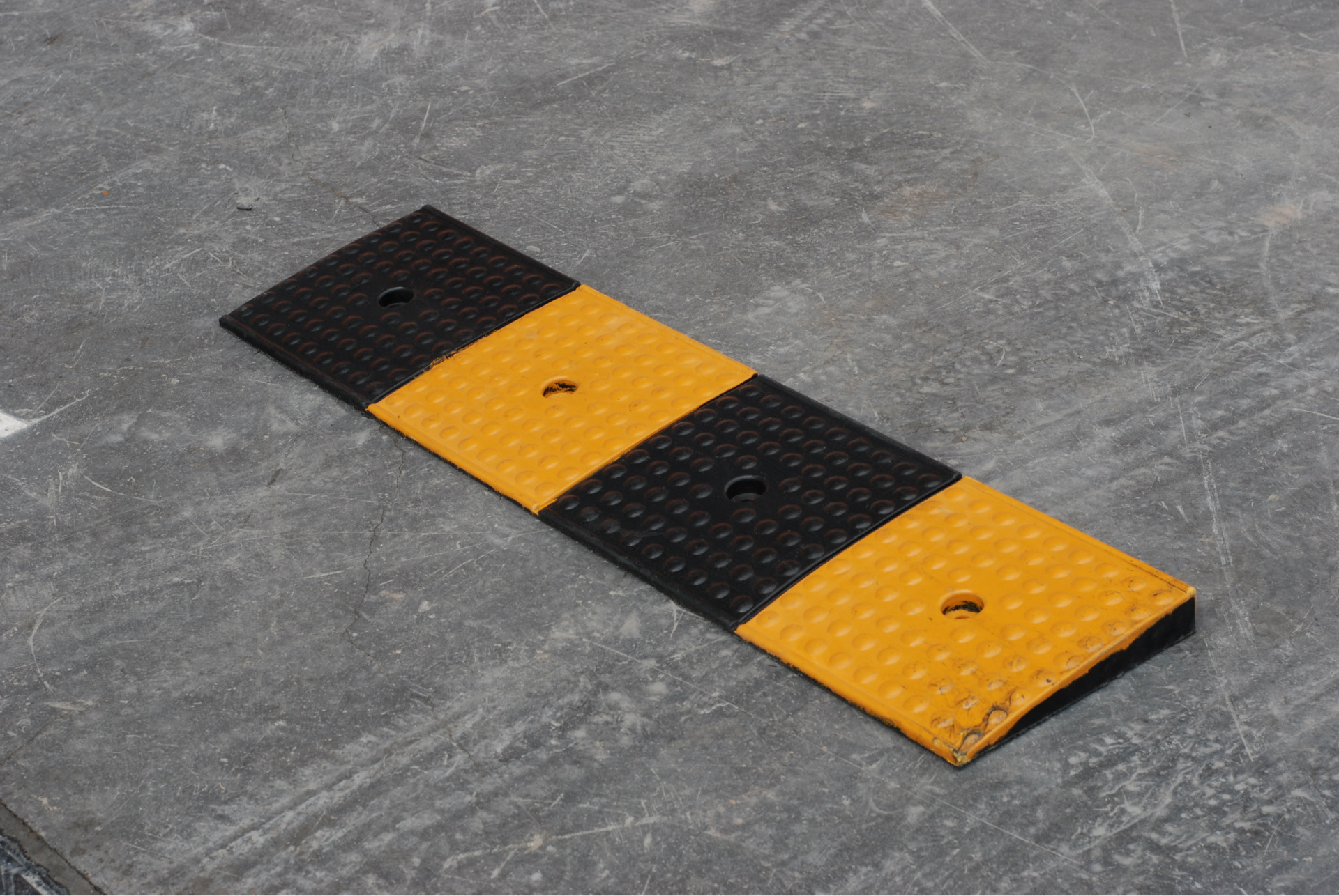 优质塑料减速带 橡胶斜坡垫 路拱 减速板