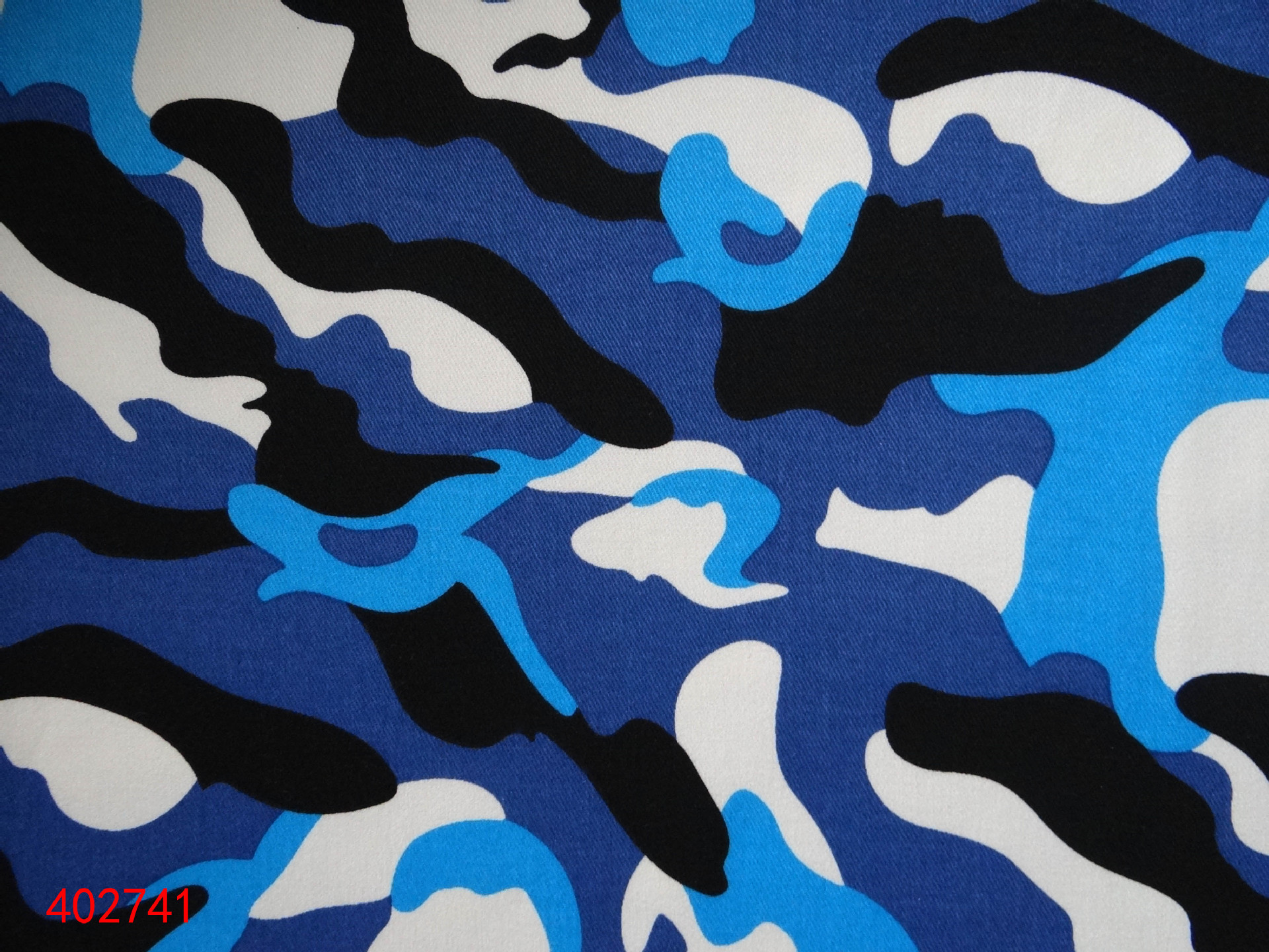 航空迷彩 &mdash;&mdash; 蓝,白,褐等,用于空军; 沙漠迷彩 &mdash;&m