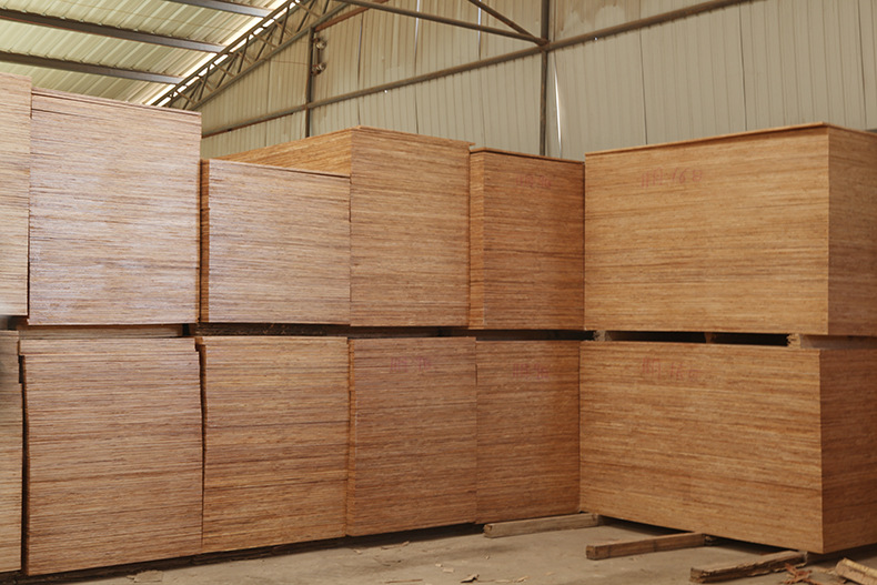 厂家大量出售建筑层板建筑模板 出售木板材 高强度多层板