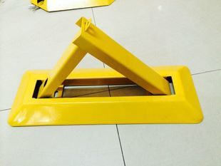供应红底黄三角形型车位锁 挡车器 地锁 车轮定位器
