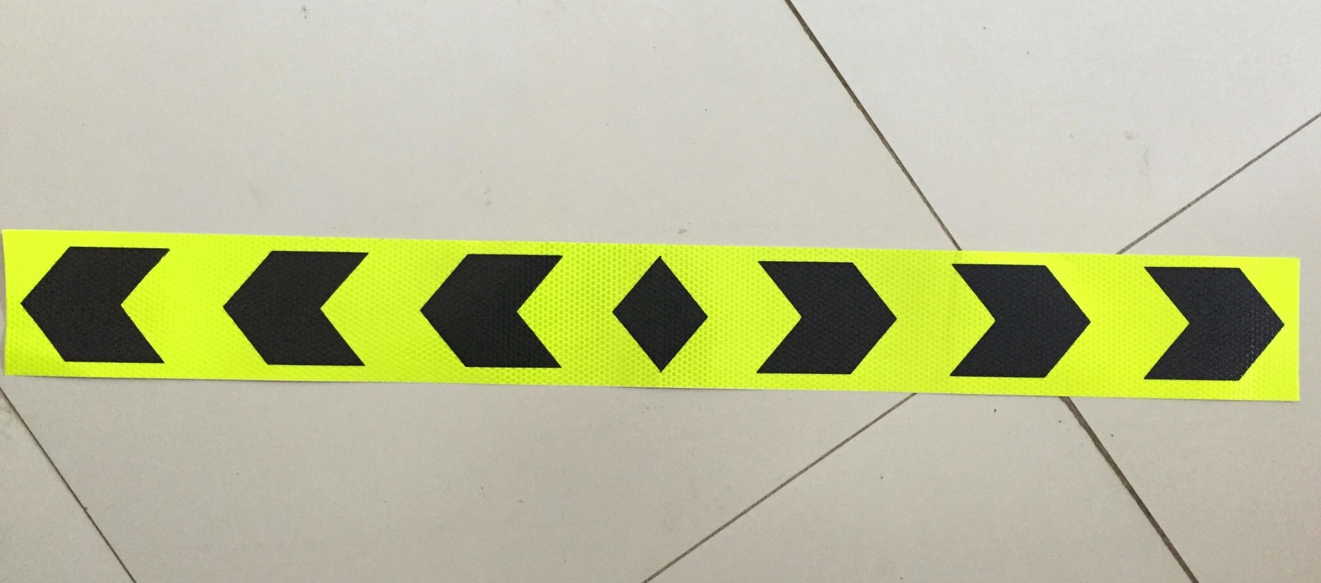 厂家专业生产反光导向标 汽车年检道路箭头反光条 交通反光标识