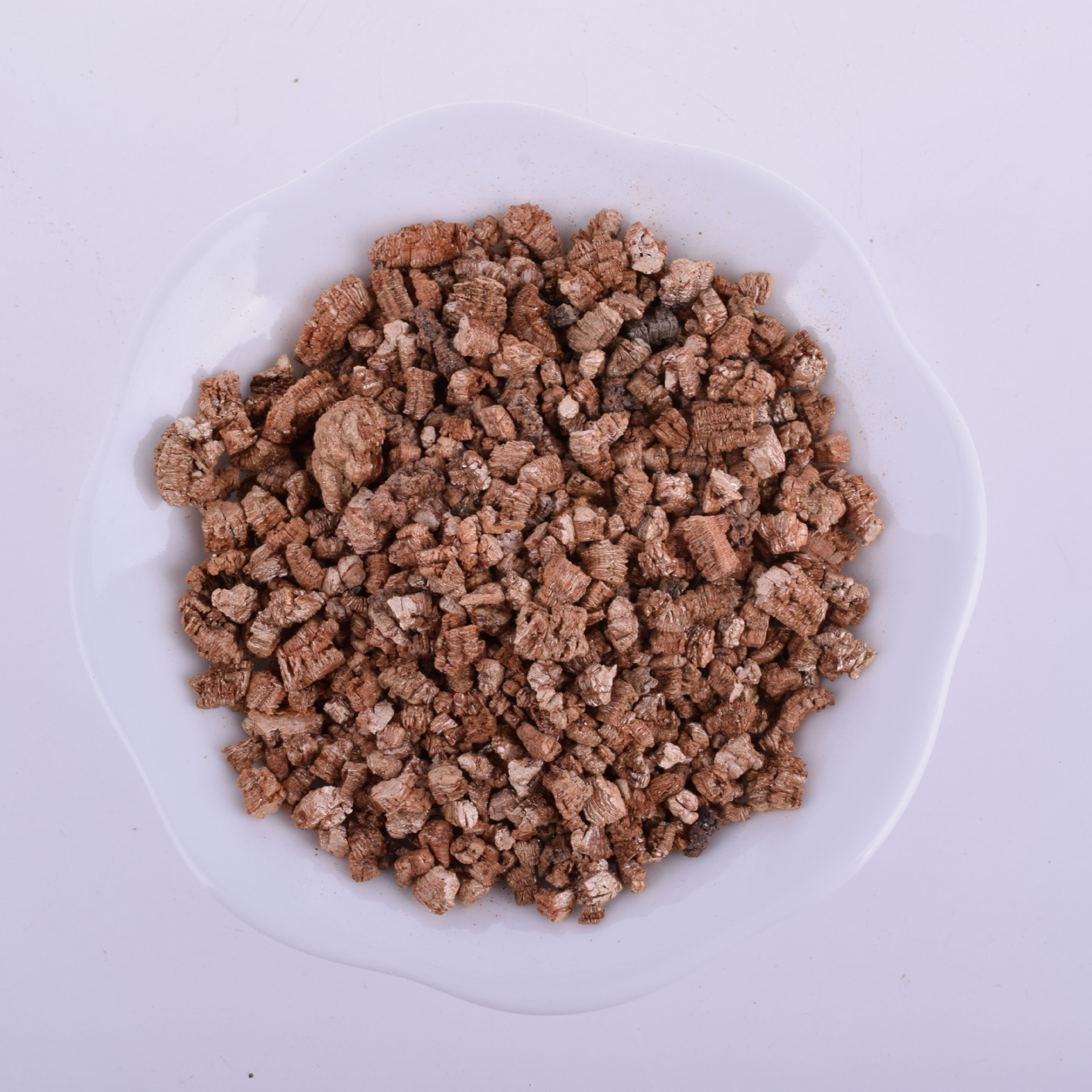 厂家供应蛭石 育苗蛭石 暖宝宝蛭石 3--6mm金黄色蛭石保温