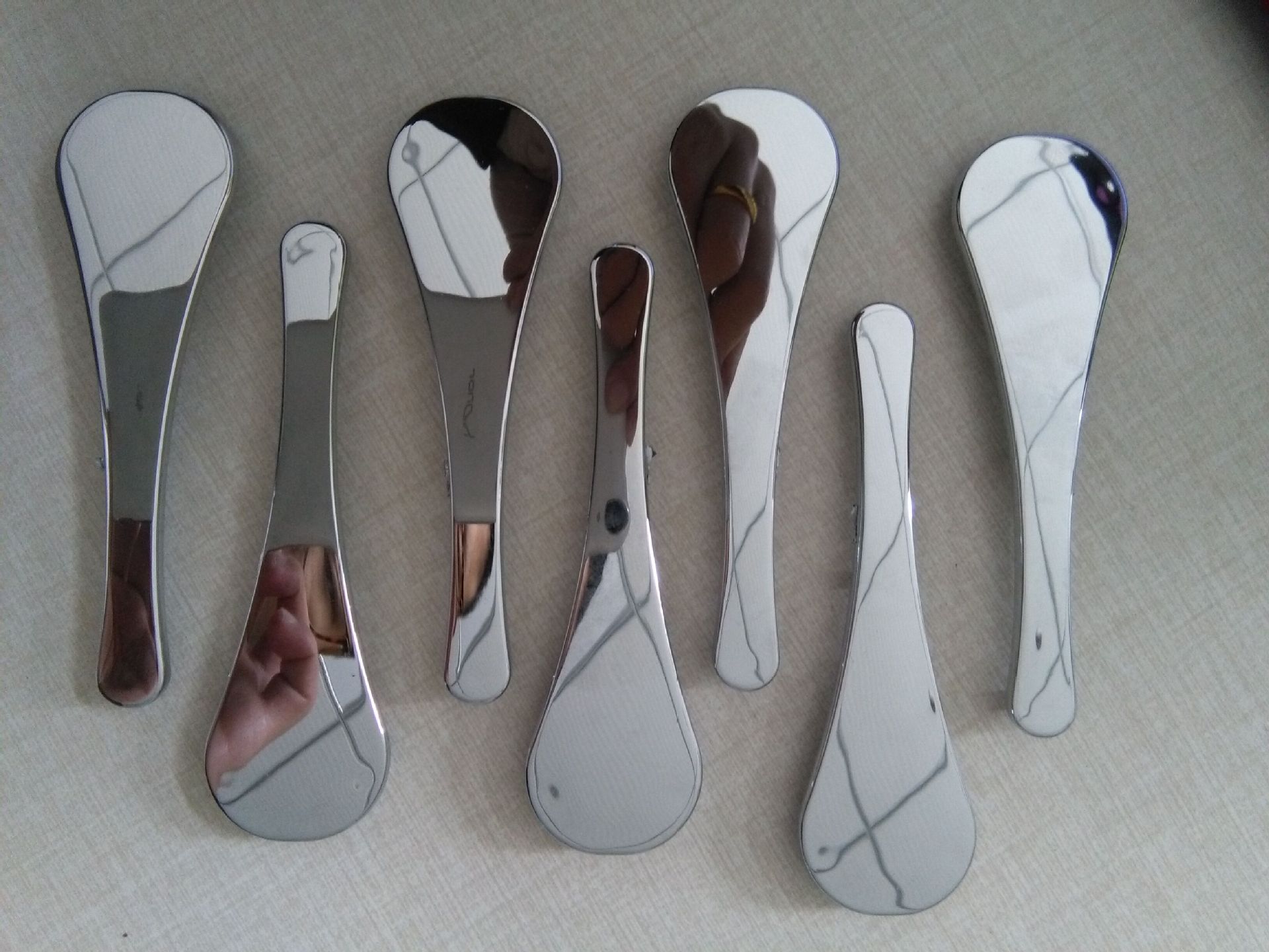 水镀: 针对各种本体和镀层的需要,配不同的专用"水