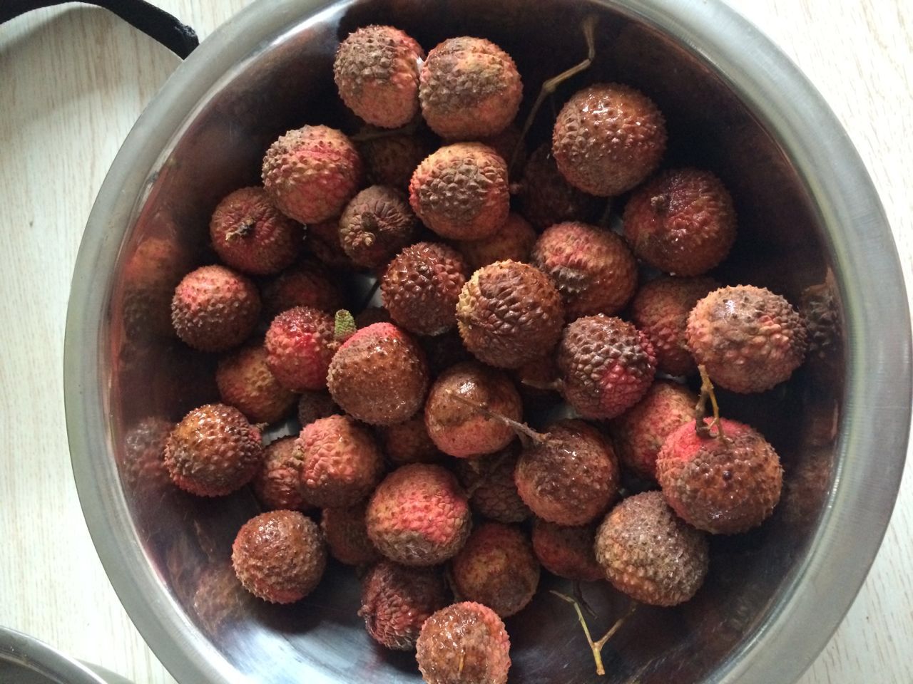 网上买了几斤荔枝,收到后树枝占一半,还有一半是烂的 坑!