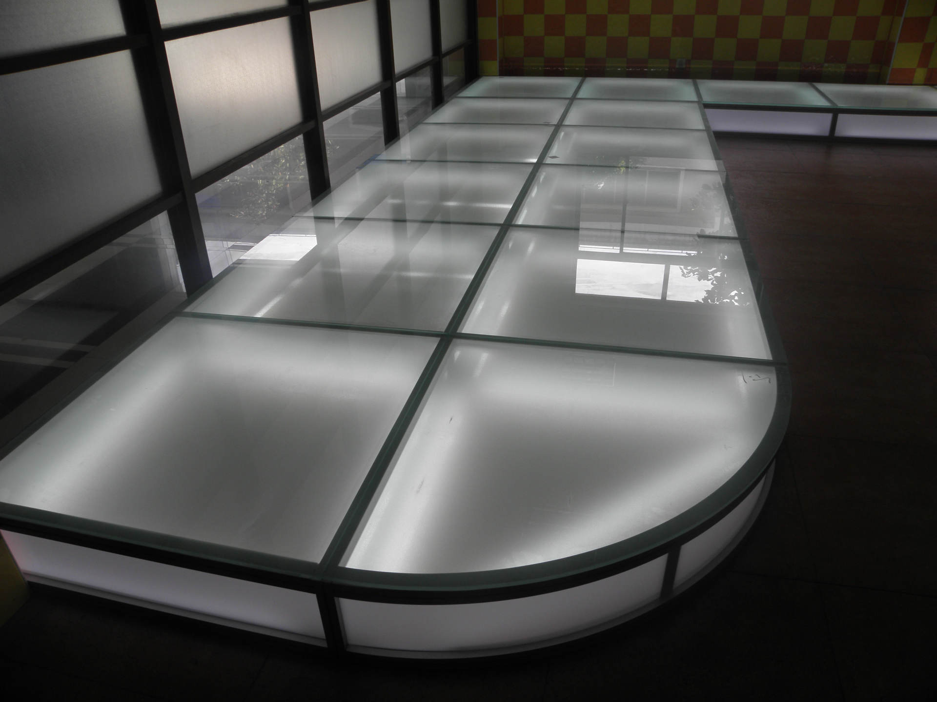 专业生产高强度t台夹胶钢化玻璃 舞台防滑玻璃