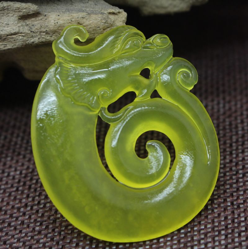 天然真品朝鲜黄岫玉仿古龙吊坠 镂空雕刻男女款玉石挂件饰品