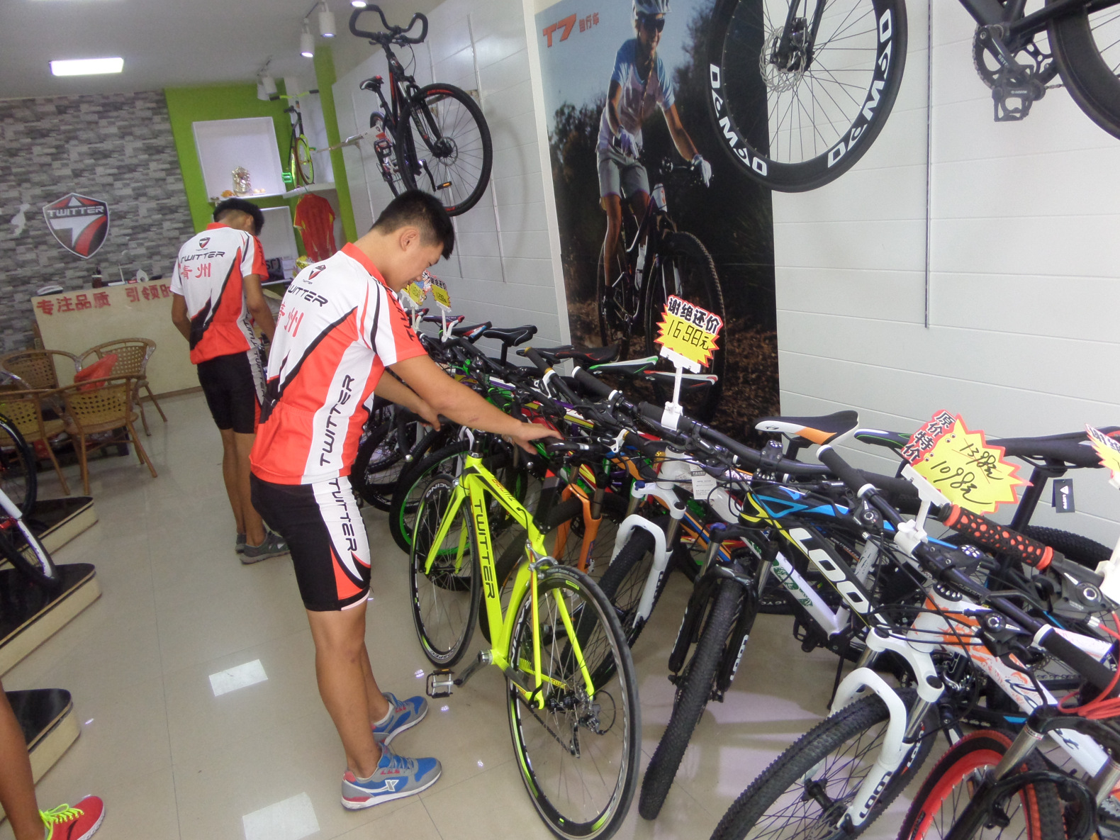 骓特自行车潍坊总代理自行车店面展示
