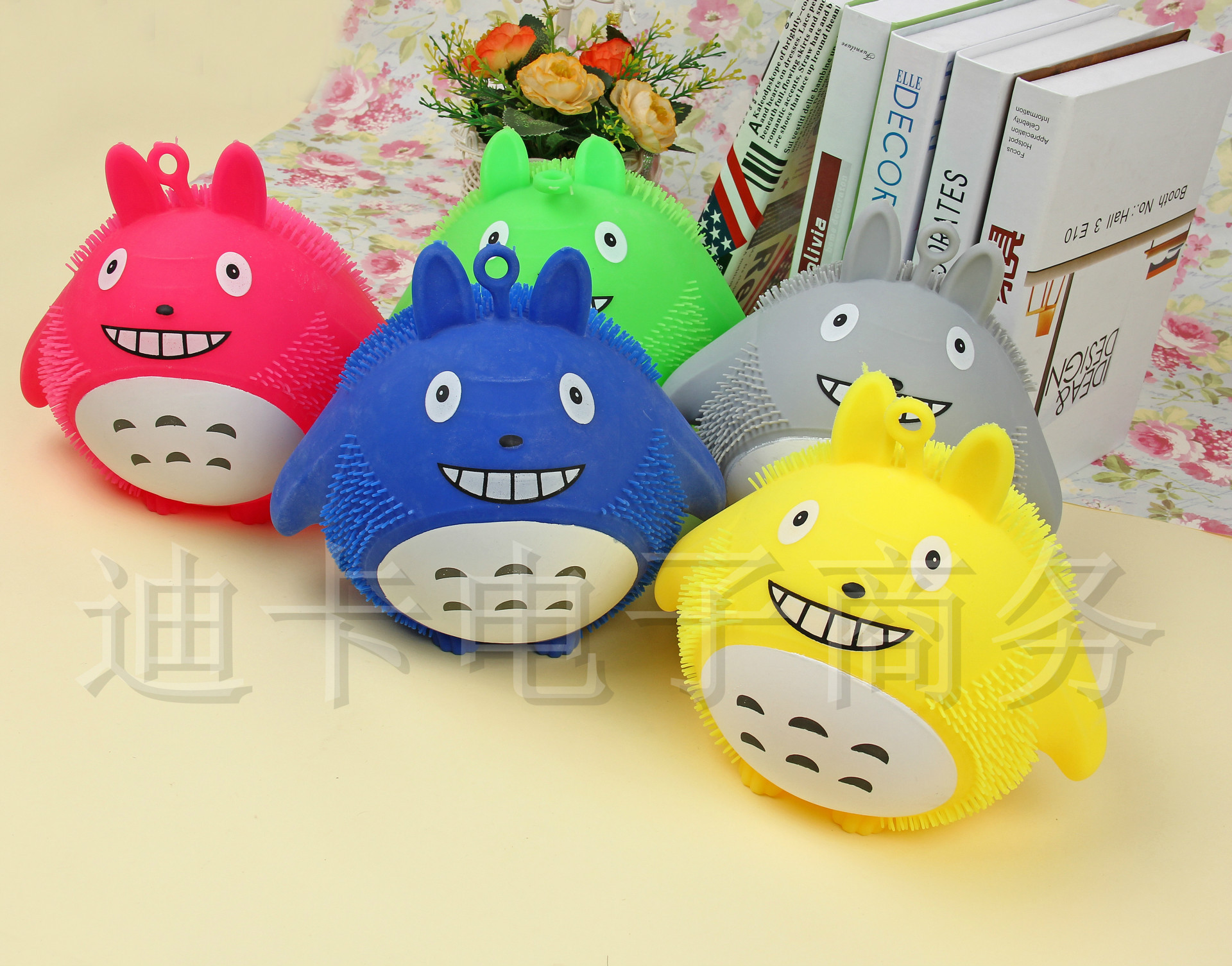 爆款地摊热卖橡胶龙猫发光 发泄 闪光毛毛球儿童玩具减压货源