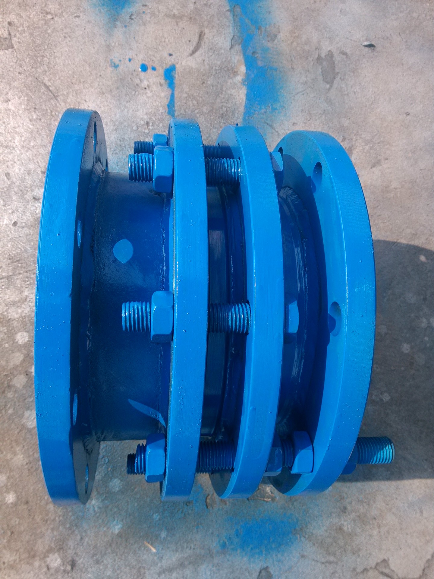 在松套伸缩接头原有性能的基础上增设限位装置,在最大伸缩量处用双