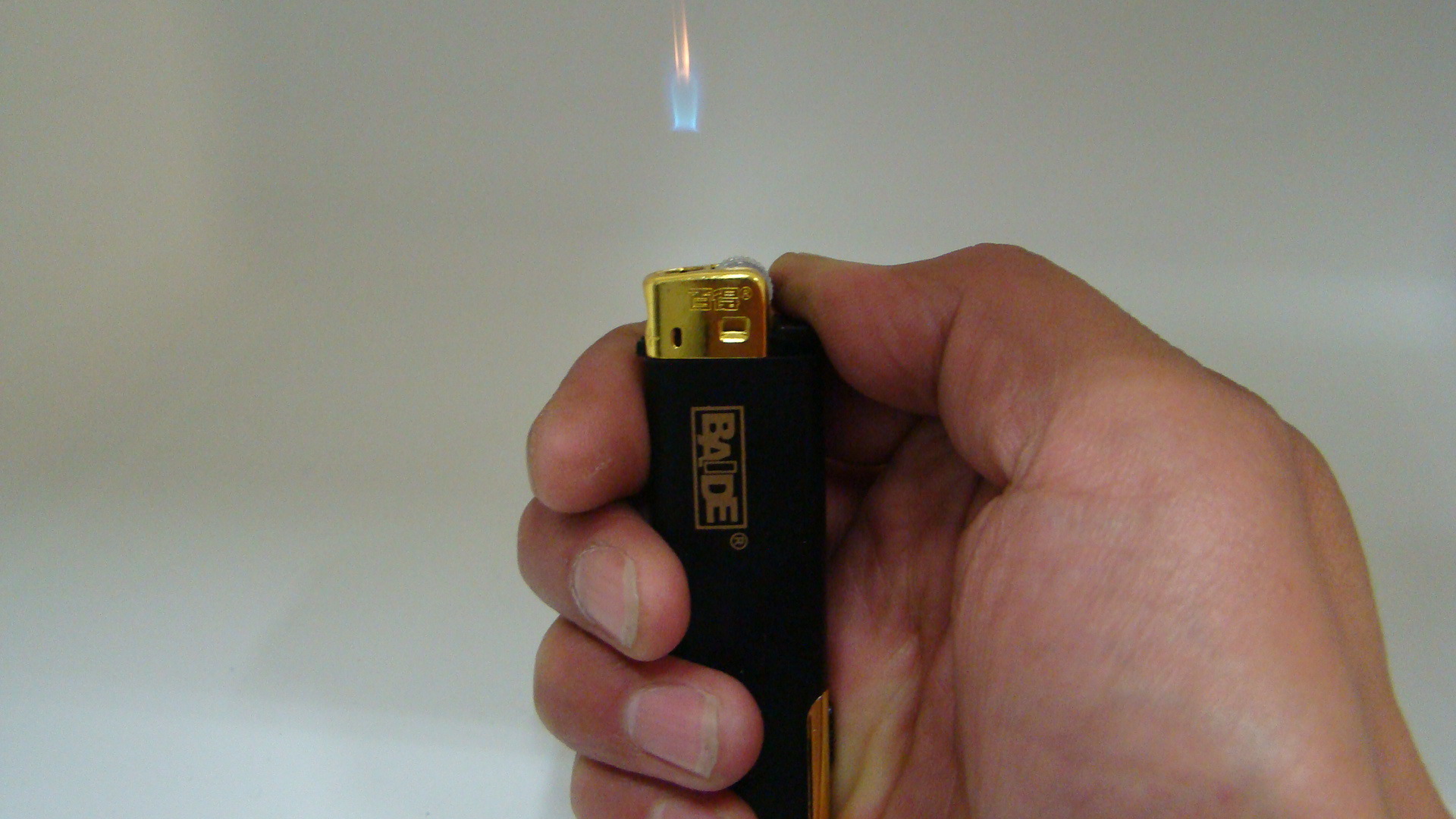 高档带灯砂轮百得打火机 飞火飘火鬼火 高雅机身手感轻巧