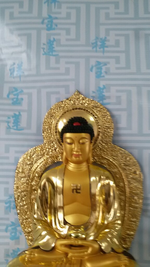 批发定制树脂菩萨金刚台带佛光释伽牟尼佛三宝佛佛主贴金彩绘