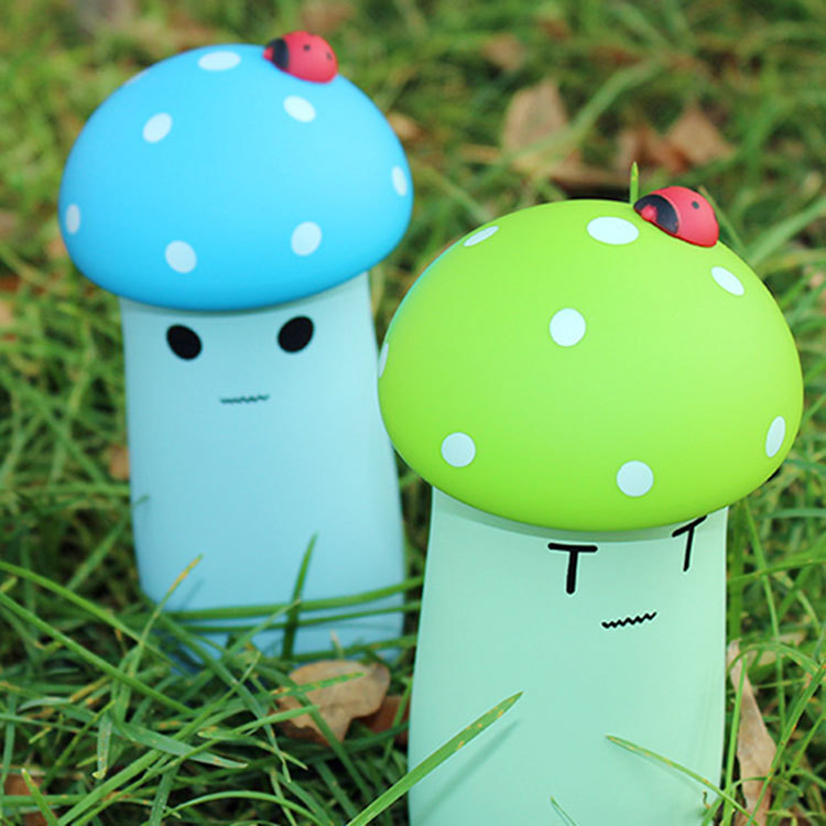 再配上可爱卡通图案和可爱蘑菇样式的杯盖,让整个杯子呈现一